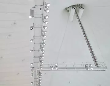 Lichtanlage an Decke von Schwimmhalle