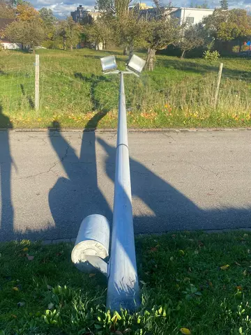 Nach einem Sturm umgeknickter Masten.