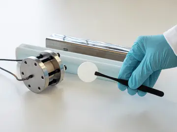 Kommerzielle Salzzelle samt ihrem Elektrolyten und Laborzelle.