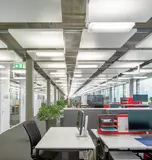 Beleuchtungselement an Decke.