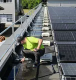 Geländerelemente PV-Anlage auf Dach. 
