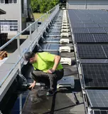 Geländerelemente PV-Anlage auf Dach. 
