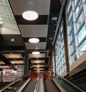 Beleuchtung oberhalb Rolltreppe.
