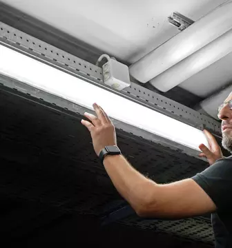 Mann installiert Beleuchtung.