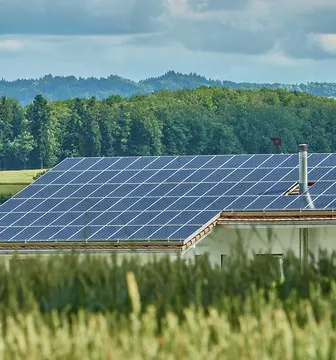 Photovoltaikanlage auf Hausdach.