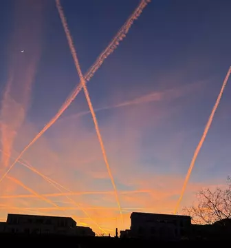 Kondensstreifen von Flugzeugen am Himmel