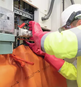 Elektromonteur vor Sicherungsschrank