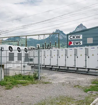 Die grösste Speicherbatterie der Schweiz steht in Ingenbohl SZ – ein Kraftpaket mit 28 Megawatt Leistung zur Stabilisierung des Stromnetzes.