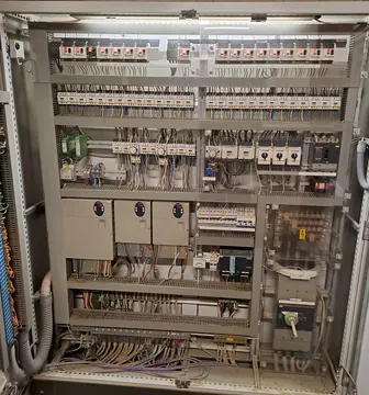 Einzelleiter als Einspeisung einer Hauptverteilung in der Industrie.