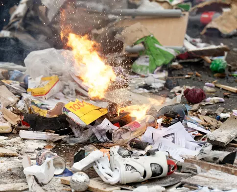 Brennender Akku im Abfall