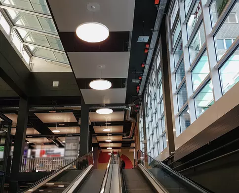 Beleuchtung oberhalb Rolltreppe.