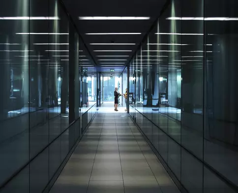 Gang mit gedimmtem Licht