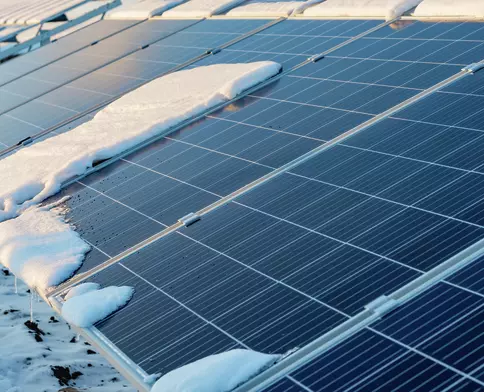 PV-Modul schneebedeckt