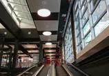 Beleuchtung oberhalb Rolltreppe.