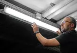 Mann installiert Beleuchtung.