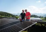 Zwei Personen auf einer PV-Anlage