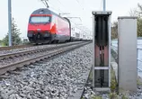 Zug und Kasten neben Geleisen