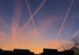 Kondensstreifen von Flugzeugen am Himmel