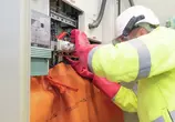 Elektromonteur vor Sicherungsschrank