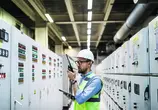 Mann in Elektroraum bei Instandhaltung