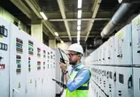 Mann in Elektroraum bei Instandhaltung