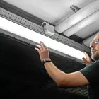 Mann installiert Beleuchtung.