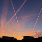 Kondensstreifen von Flugzeugen am Himmel