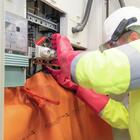 Elektromonteur vor Sicherungsschrank