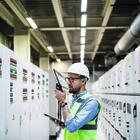 Mann in Elektroraum bei Instandhaltung