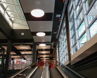 Beleuchtung oberhalb Rolltreppe.