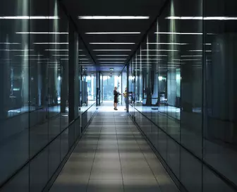 Gang mit gedimmtem Licht