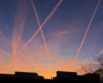 Kondensstreifen von Flugzeugen am Himmel