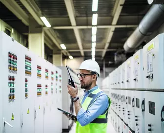 Mann in Elektroraum bei Instandhaltung
