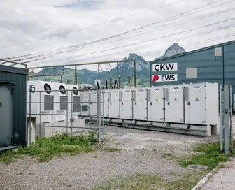 Die grösste Speicherbatterie der Schweiz steht in Ingenbohl SZ – ein Kraftpaket mit 28 Megawatt Leistung zur Stabilisierung des Stromnetzes.
